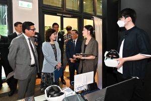 發展局局長甯漢豪在活動前參觀安全智慧工地系統產品展示。
