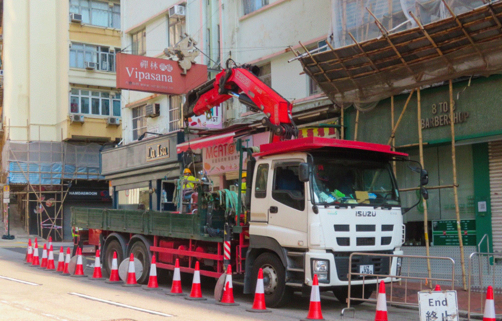 在颱風過後，屋宇署會隨即主動巡查各區主要街道路段，以辨識有沒有鬆脫招牌、棚架、窗戶等。