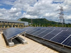 水務署於石湖墟再造水廠抽水站天台安裝太陽能板，以產生可再生能源。