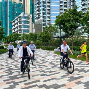 海濱事務委員會主席何文堯（左三）、土木工程拓展署東拓展處處長梁中立（右三）及海濱事務委員會成員姚柏良（右二）在「共融通道」體驗騎單車的樂趣。